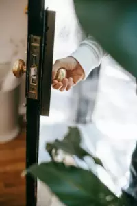 Mi madre me imoso renovar la casa que ayudé a construir, y mi marido se paregó de su lado, así que me vengué en silencio
