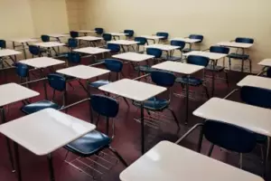 La maestra avergonza a una madre soltera frente a toda la clase, apareció en su puerta llorando al día siguiente - Historia del día