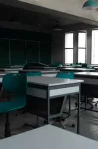 La maestra avergonza a una madre soltera frente a toda la clase, apareció en su puerta llorando al día siguiente - Historia del día