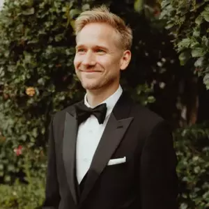 Mi novio me tiró deliberadamente a la piscina durante la sesión de fotos de nuestra boda - La respuesta de mi padre dejó a todos sin palabras
