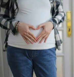 Mi SIL se comió la comida de mis hijos, vio Netflix todo el día y mintió sobre estar embarazada - Usé su mentira para echarla de mi casa