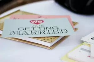Una madre descarada busca la atención usando un vestido blanco para la boda de su hija, pero la novia la supera perfectamente