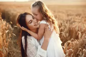 Pobre conserje compra una vieja muñeca en el mercadillo, se la da a un niño y escucha un sonido crujido de ella - Historia del día