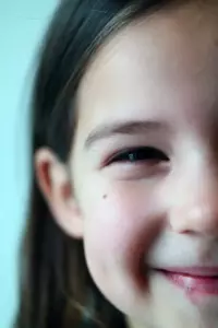 Pobre conserje compra una vieja muñeca en el mercadillo, se la da a un niño y escucha un sonido crujido de ella - Historia del día