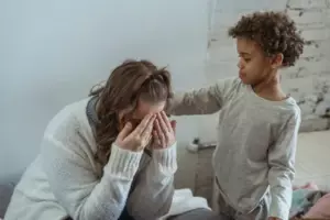 Azafata escucha el llanto del lavabo, encuentra a un niño que no estaba en la lista de pasajeros - Historia del día