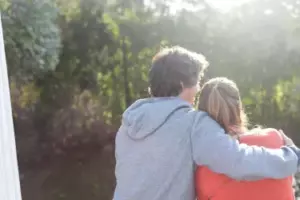 Mi hijastro susurró antes de la boda, "No te cases con papá" - Lo que me dio lo cambió todo