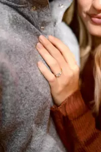 Mi hijastro susurró antes de la boda, "No te cases con papá" - Lo que me dio lo cambió todo