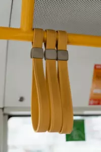 Un hombre amable le dio a mi niña una muñeca para calmarla en el autobús, pero cuando se rompió en casa, me di cuenta de que algo estaba mal - Historia del día