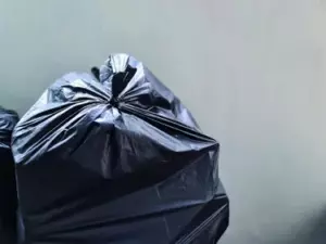 Mi vecino se negó a limpiar su basura esparcida por el vecindario, pero el karma se encargó de ello