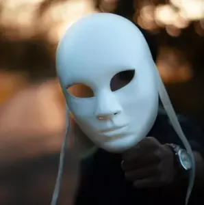 'Sin hogar y hambriento': El cartel sostenido por una mujer sin hogar que acogí, solo para que me echaran de mi propia casa el mismo día - Historia del día