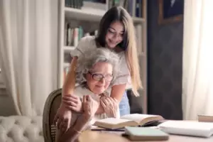 Mi abuela se hizo la sorda para ponernos a prueba antes de repartir la herencia - Cada uno obtuvo lo que se merecía