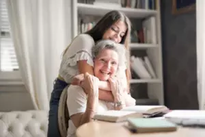 Mi abuela se hizo la sorda para ponernos a prueba antes de repartir la herencia - Cada uno obtuvo lo que se merecía