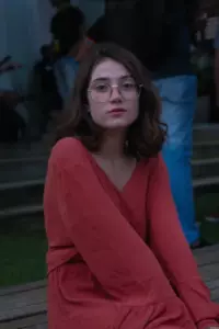 Chica da lo último de su dinero para pagar la multa de un desconocido en el autobús, llora cuando lo ve en su baile de graduación - Historia del día