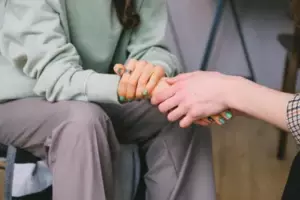 Ella era solo una niña perdida hasta que vi el medallón que mi madre usó el día que desapareció colgando del cuello de la niña - Historia del día