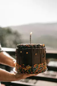 Vi el mensaje de un extraño sobre mí en el teléfono de mi esposa, así que me arriesgué e invité al remitente