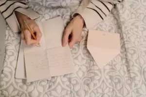 Después de la muerte de mamá en un hogar de ancianos, los hijos se enteran de que vendió su casa por 1 dólar y no pueden heredarla - Historia del día