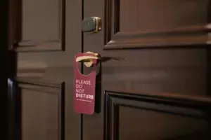 Mi marido cuelga un cartel de "No molestar" cada vez que le pedo ayuda con nuestros hijos