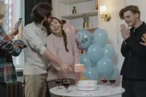 Mi MIL insistió en organizarme una cena de revelación de género y luego me humilló públicamente