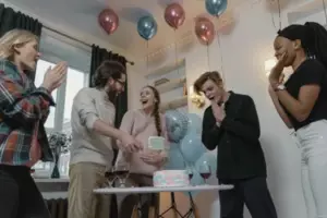 Mi MIL insistió en organizarme una cena de revelación de género y luego me humilló públicamente