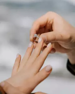 Mi madre le dio el fondo de mi boda a mi prima porque "es más bonita y es más probable que encuentre a alguien"