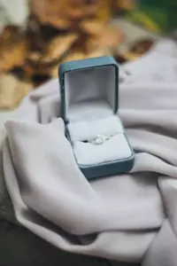 Mi novia mintió sobre conocer a su mejor amiga - Yo estaba con su mejor amiga en ese momento exacto eligiendo un anillo de propuesta para mi novia