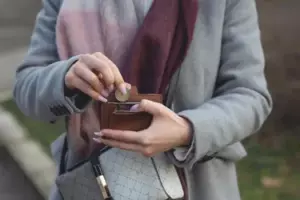 Pensé que conocía a mi familia hasta que una cámara de un mercadillo me mostró la verdad - Historia del día
