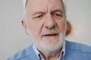 Una pareja de ancianos gasta los últimos ahorros para la educación de su nieto, él no los invita a su graduación - Historia del día