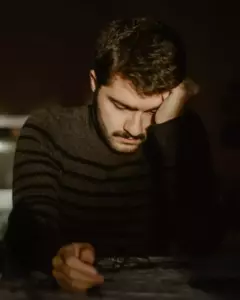 Una pareja de ancianos gasta los últimos ahorros para la educación de su nieto, él no los invita a su graduación - Historia del día
