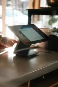 La mujer que me exigió que me cambiara el peinado y el uniforme en mi restaurante se convirtió en la prometida de mi hermano