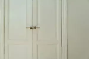Mi hija de repente comenzó a cerrar la puerta de su habitación, lo que descubrí una noche me rompió - Historia del día