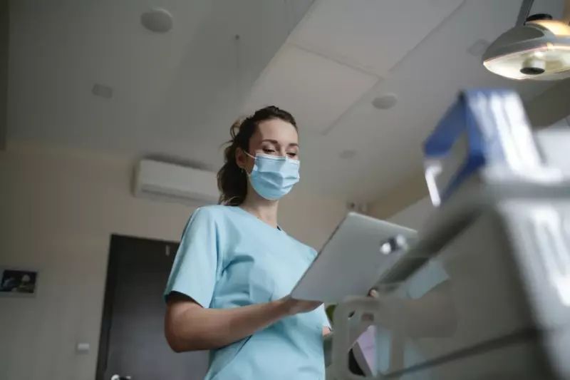 Enfermera le da a la mujer el bebé equivocado, luego la nueva madre se vuelve pálida - Historia del día