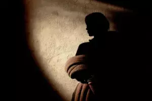 En la graduación de mi hijo, una chica se acercó y me dio un bebé, luego me susurró "Ahora es tuyo"