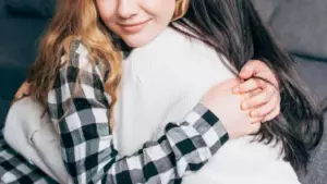 La nueva esposa de mi ex le compró a mi hija un vestido de graduación de 1.000 dólares para humillarme y ganarla - Lo que hizo mi hija dejó a todos sin palabras