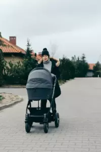 Mamá instala un monitor para bebés en la habitación de su hijo y se asusta cuando ve movimiento allí - Historia del día