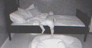 Mamá instala un monitor para bebés en la habitación de su hijo y se asusta cuando ve movimiento allí - Historia del día