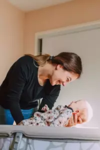 Mamá instala un monitor para bebés en la habitación de su hijo y se asusta cuando ve movimiento allí - Historia del día