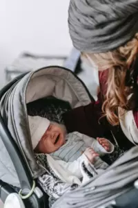 Mamá instala un monitor para bebés en la habitación de su hijo y se asusta cuando ve movimiento allí - Historia del día