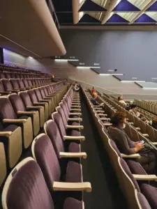 Visité la clase de mi esposo en la universidad – Cuando vi mi cara en una diapositiva, me quedé boquiabierta