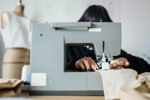 Mi hermanastra me pidió que cosiera vestidos para sus seis damas de honor, luego se negó a pagarme por los materiales y mi trabajo