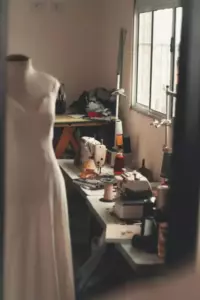 Mi hermanastra me pidió que cosiera vestidos para sus seis damas de honor, luego se negó a pagarme por los materiales y mi trabajo