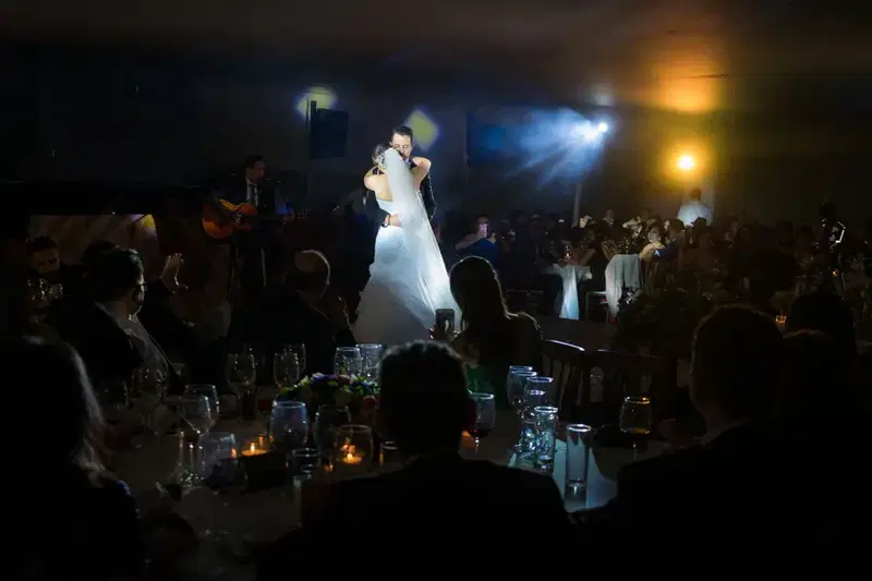 La madre de la novia ve al novio entrar al baño con la dama de honor durante la boda