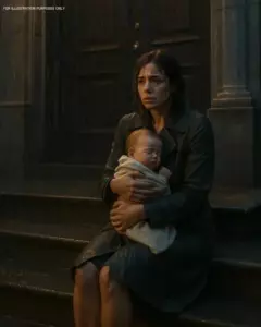 Mi marido y su familia me echaron con nuestro bebé bajo la lluvia, pero me elevó más alto de lo que jamás imaginaron
