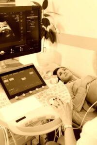 Hombre que está seguro de que la discita ex esposa dio a luz a un solo hijo conoce la copia al carbón de su hija