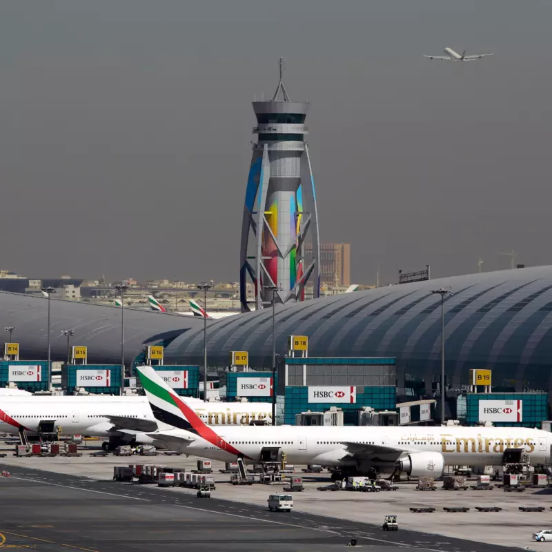 La gente en el aeropuerto vio a un hombre uniformado en tierra y luego su perro ladró a cualquiera que se acercara.