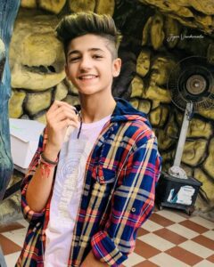 Una joven pierde una entrevista para salvar la vida de un hombre; horas después, descubre quién es realmente.
