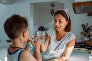 Mamá, no bebas de ese vaso! ¡El nuevo papá le puso algo! Mary se quedó paralizada de incredulidad al oír la voz de su hija cortar el silencio de la cena.