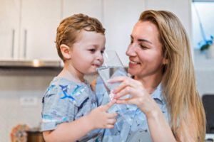 Mamá, no bebas de ese vaso! ¡El nuevo papá le puso algo! Mary se quedó paralizada de incredulidad al oír la voz de su hija cortar el silencio de la cena.