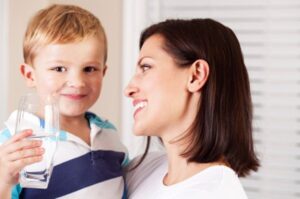 Mamá, no bebas de ese vaso! ¡El nuevo papá le puso algo! Mary se quedó paralizada de incredulidad al oír la voz de su hija cortar el silencio de la cena.