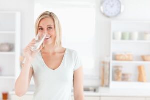 Mamá, no bebas de ese vaso! ¡El nuevo papá le puso algo! Mary se quedó paralizada de incredulidad al oír la voz de su hija cortar el silencio de la cena.