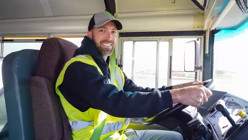 Conductor de autobús se da cuenta de que una niña llora a diario, mira debajo del asiento tras dejarla y se queda sin aliento.